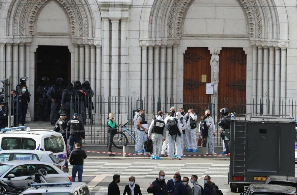 Un ataque terrorista en Niza, Francia, dejó tres muertos, entre ellos una mujer decapitada.