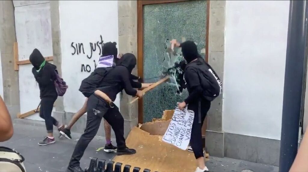 La marcha feminista derivó en disturbios en el zócalo de la CDMX.