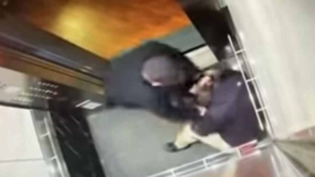 Abuelo golpea a un mequetrefe que le tose en el elevador (video viral)