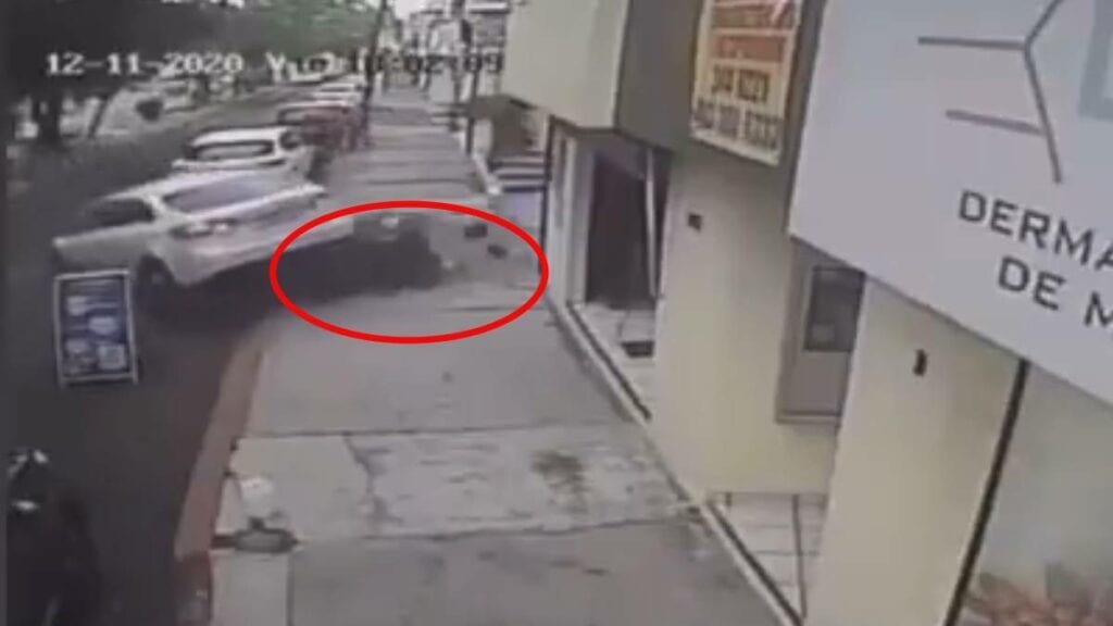 Conductor atropella a 2 ladrones que deseaban robarle el auto (video)
