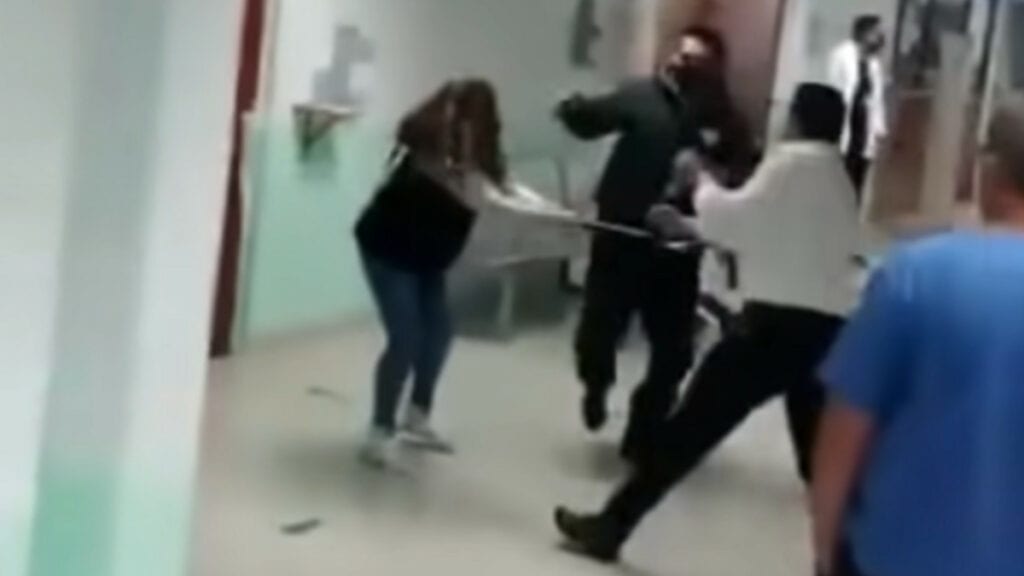 Familia golpea a personal del hospital Covid de Tlaxcala (video)