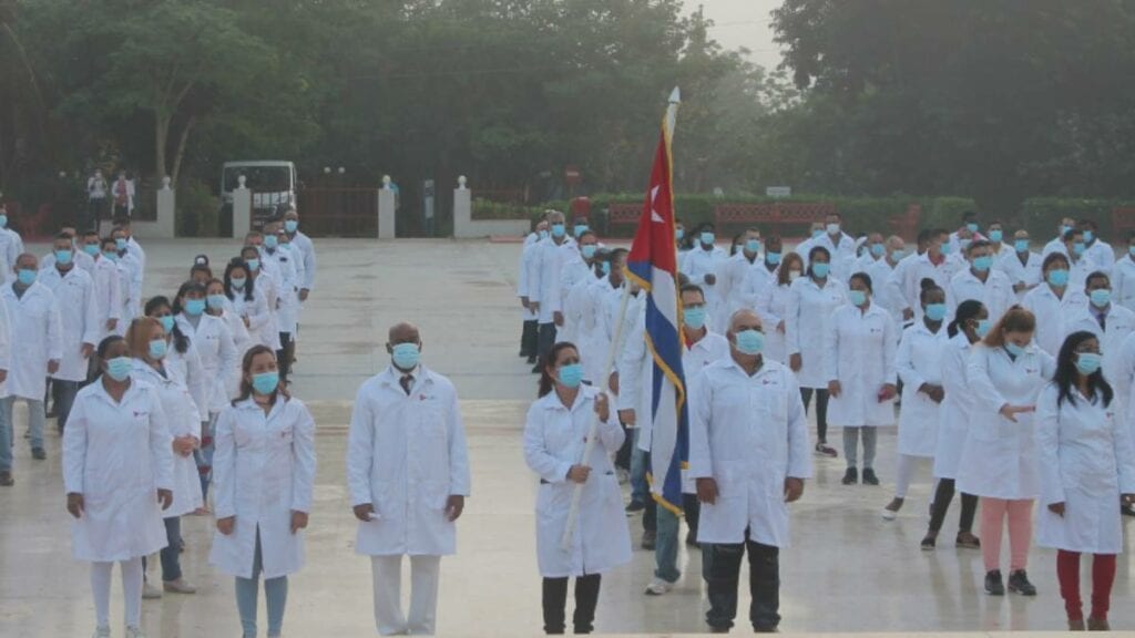 Para enfrentar el Covid-19, envían a 500 médicos cubanos a México