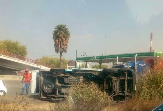 Un tráiler chocó con una combi y la volcó, dejando 7 heridos, en la Carretera Texcoco-Lechería.México,