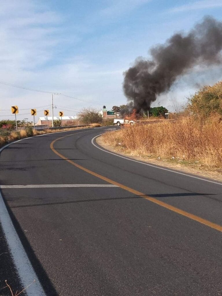 Después de la balacera y captura de los delincuentes, otro grupo cerró valles con autos incendiados