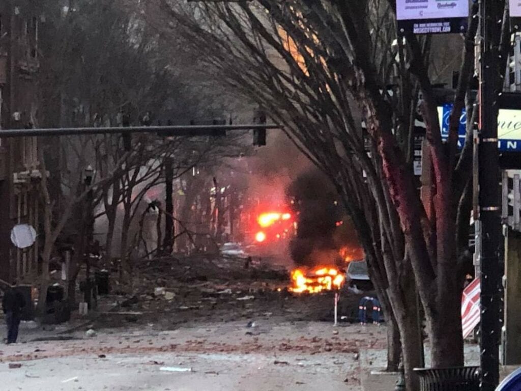 Una explosión sacude el centro de Nashville en la mañana de Navidad: las autoridades creen que fue intencional. Hay 3 heridos.