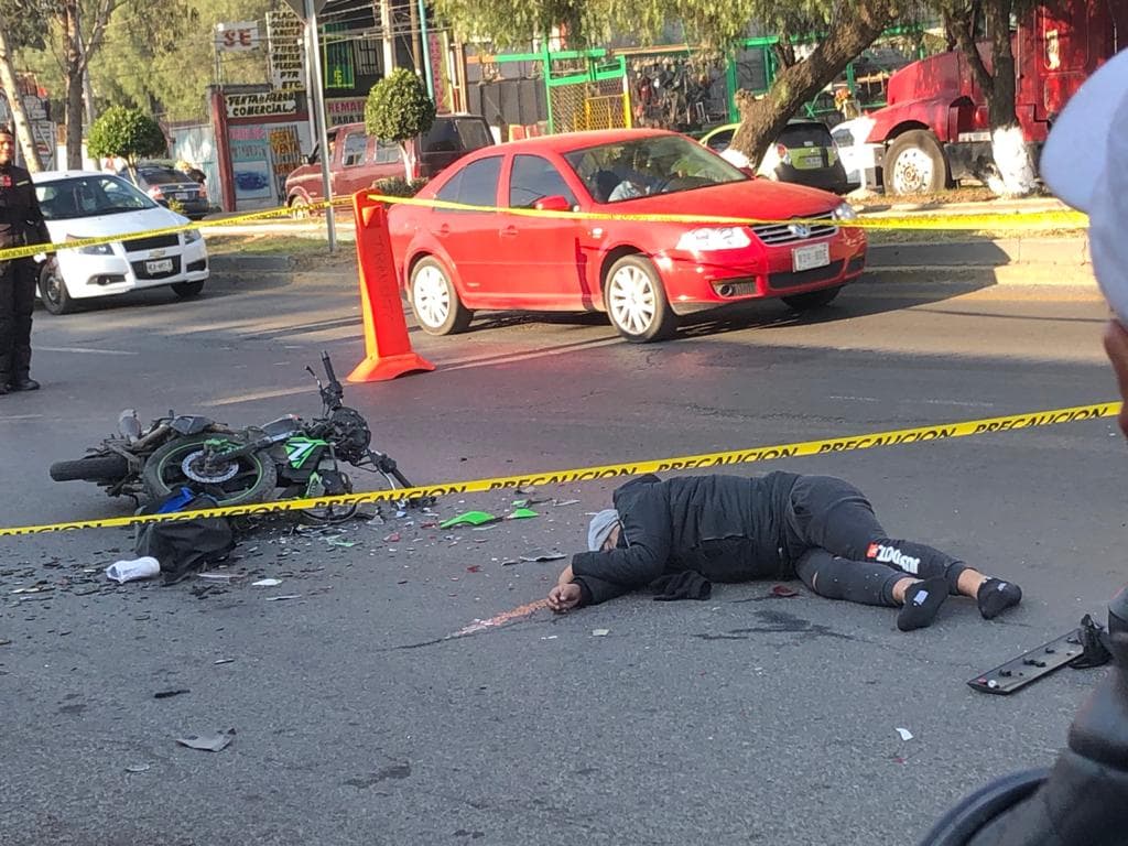 El motociclista falleció de manera instantánea y no ha sido identificado.