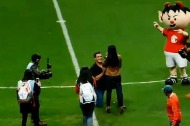 Alberto, El Patrón, le pidió matromonio a su novia en el Estadio Nemesio Diez del Toluca.