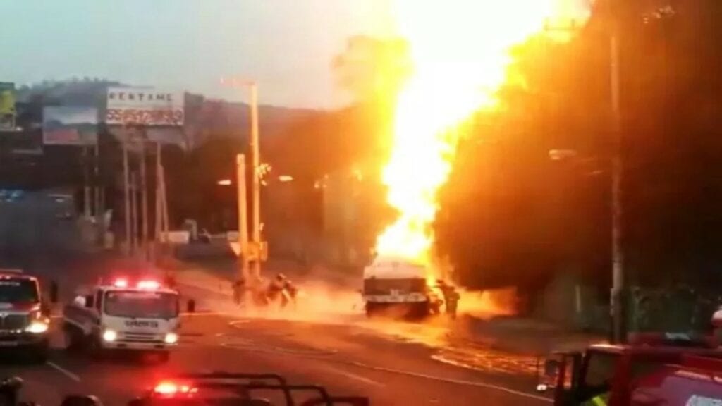 Una pipa de gas LP empezó a incendiarse sobre la autopista México-Pachuca a la altura del puente El Vigilante, en el municipio de Tlalnepantla, Estado de México.