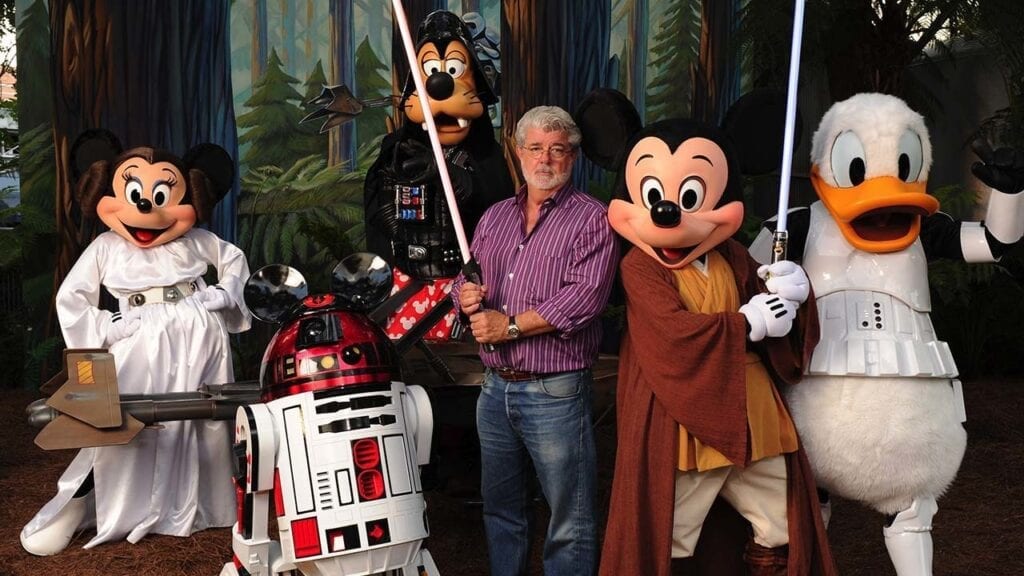 Después de más de cuatro décadas de dar forma al universo de Star Wars, en 2012 George Lucas tomó la difícil decisión de vender la franquicia a Disney.