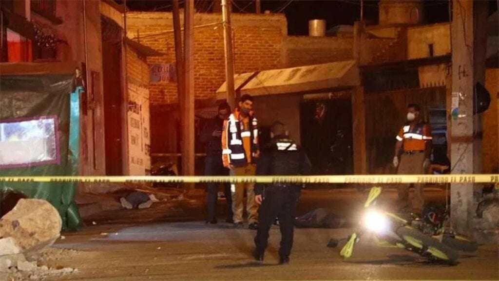 Cinco hombres murieron y dos más resultaron lesionados en un ataque armado a un puesto de hamburguesas, en Salvatierra, Guanajuato.