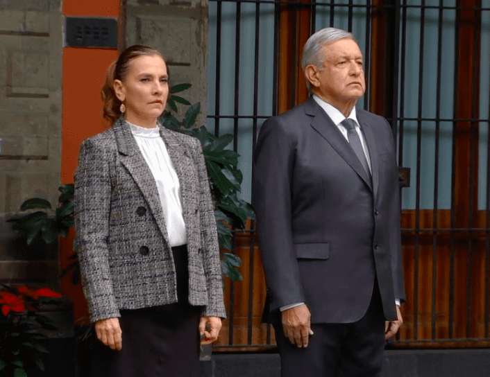 AMLO llegó a Palacio Nacional acompañado de su esposa Beatriz Gutiérrez.