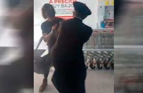 Un sacerdote se ha convertido en polémica después de que circularan unos videos en el que se le ve golpeando y pateando a dos personas que le pidieron en un supermercado, en Colombia, que se pusiera el cubrebocas.