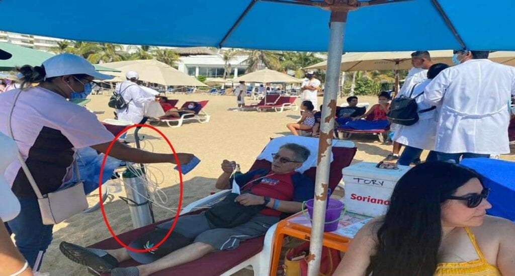 A través de redes sociales circula la imagen de un hombre que se encuentra en las playas de Acapulco en compañía de su tanque de oxígeno.