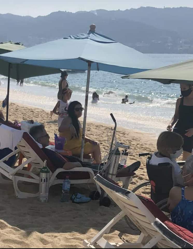 A través de redes sociales circula la imagen de un hombre que se encuentra en las playas de Acapulco en compañía de su tanque de oxígeno.