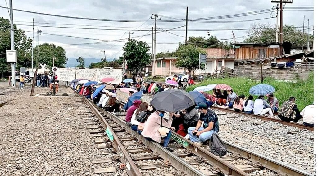 Los bloqueos de la CNTE a vías del tren en Michoacán han dejado pérdidas millonarias en Michoacán.