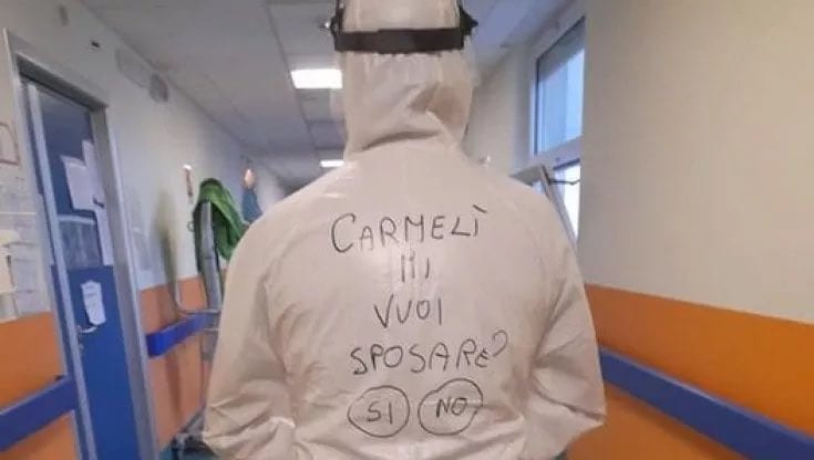 Un enfermero italiano le propuso matrimonio a su novia escribiendo la propuesta en su traje protector contra el covid-19.