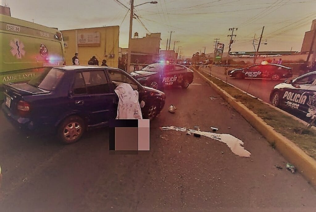 El asomar la cabeza del vehículo en el que viajaba resultó mortal para un joven que iba de copiloto, luego de ser golpeado por el conductor de otro auto que huyó en la delegación de San Mateo Otzacatipan en Toluca.