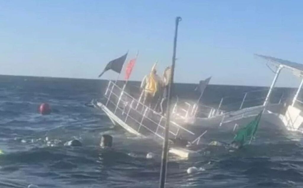 Barco que festejaba Año Nuevo con 60 turistas se hunde en Puerto Vallarta (video)