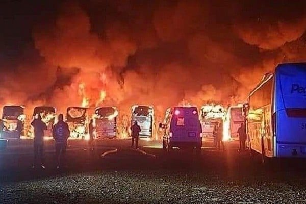 11 autobuses fueron consumidos por un incendio provocado por fuegos artificiales. En el Estado de México.