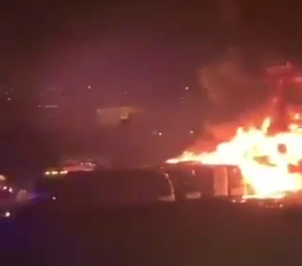 11 autobuses fueron consumidos por un incendio provocado por fuegos artificiales. En el Estado de México.