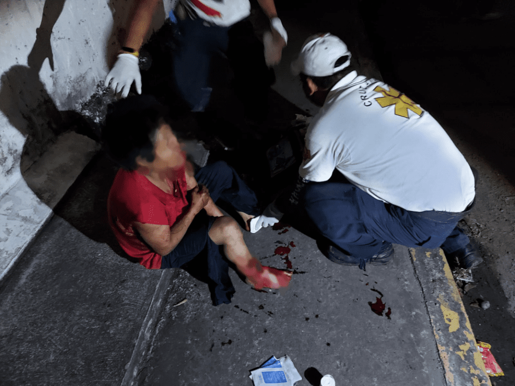 Un joven que se dedica a cortar caña se encuentra entre la vida y la muerte luego de haber sido atacado a machetazos en diversas partes del cuerpo, en Paso de Ovejas, Veracruz.