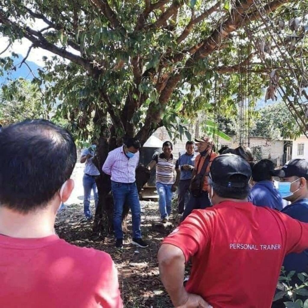 Amarran pobladores a Alcalde de Morena en Chiapas,, por entregar obras en mal estado. Después él negó lo ocurrido.
