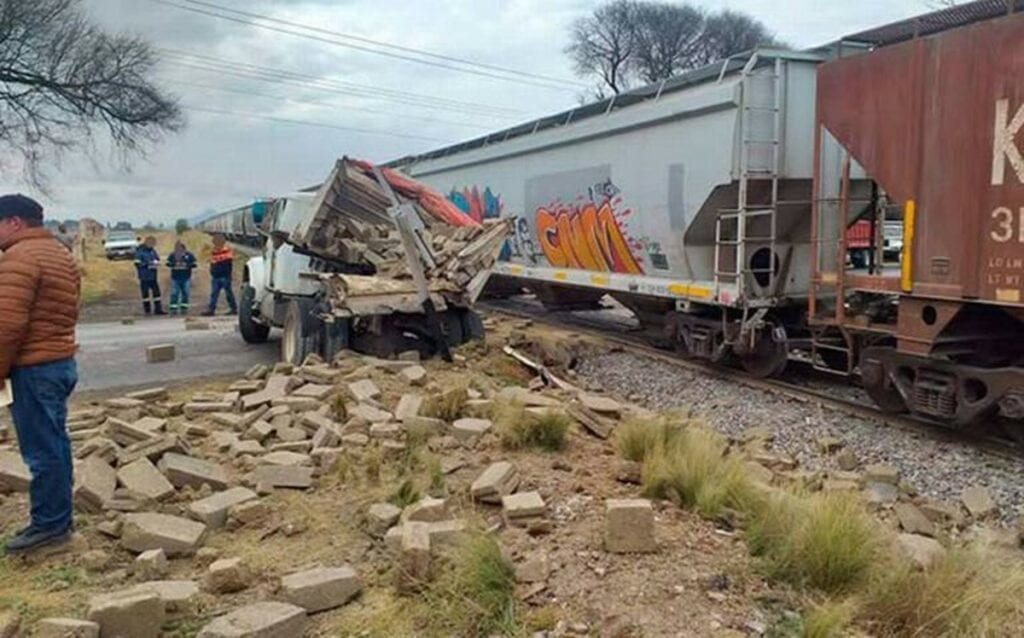 El conductor de un camión de volteo, resultó lesionado al ser impactado por un tren, en el municipio de Villa Aldama, cuando intentó ganarle el paso a la locomotora esta mañana.