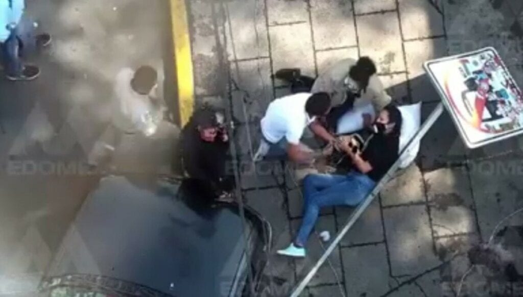 Cámaras de vigilancia del C5, captaron el momento exacto en que una camioneta arrolla a una mujer frente a la catedral de San Cristóbal Centro en el municipio de Ecatepec.