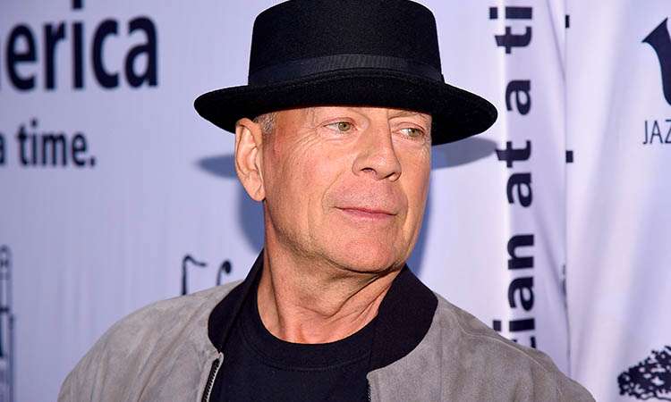 Bruce Willis fue obligado a salir de una farmacia por no querer usar el cubrebocas como parte de las medidas sanitarias por COVID-19.