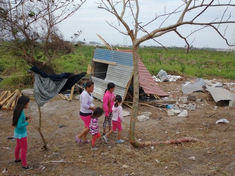 El drama que vivió una familia humilde al ser desalojada y su casa destruida en el Estado de Veracruz, fue captado en un video que se ha dado a conocer en redes sociales.