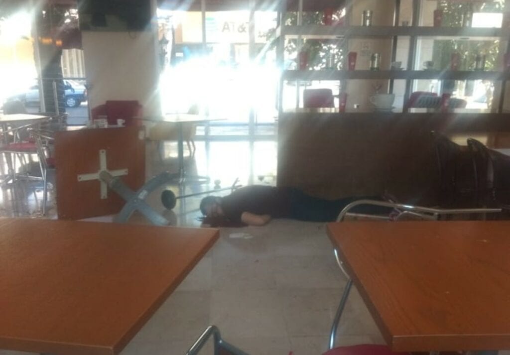El cuerpo de la víctima quedó al interior de la cafetería.