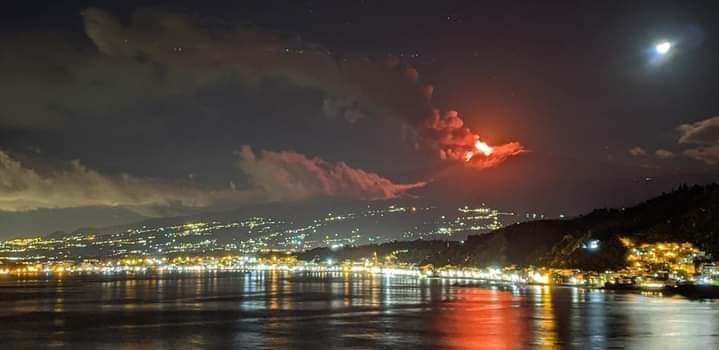 El volcán Etna, situado en la isla italiana de Sicilia, entró en erupción la pasada noche. El Etna es el volcán más activo de Europa.
