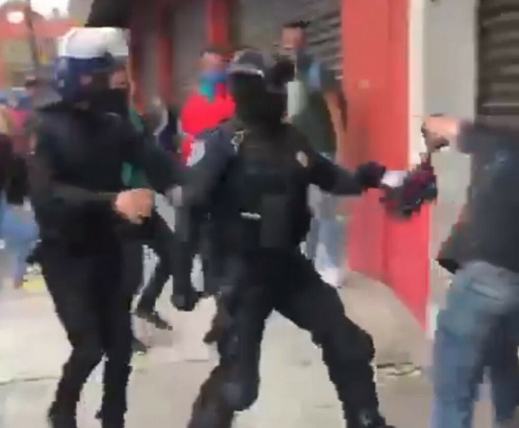 En las calles de Centro Histórico de la Ciudad de México se registró un enfrentamiento entre policías y presuntos comerciantes se registró la tarde de este jueves en calles del Centro Histórico de la Ciudad de México.