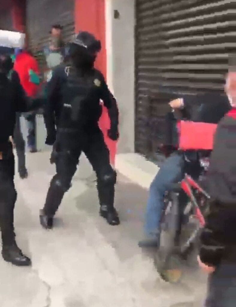 En las calles de Centro Histórico de la Ciudad de México se registró un enfrentamiento entre policías y presuntos comerciantes se registró la tarde de este jueves en calles del Centro Histórico de la Ciudad de México.