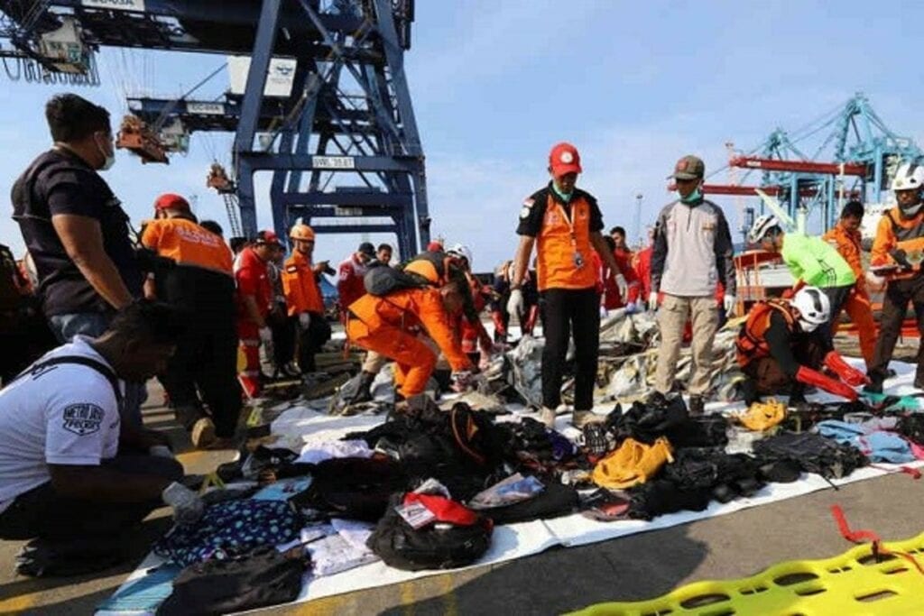Autoridades de Indonesia confirman que han hallado restos humanos de quienes viajaban en el Boeing737 de SriwijayaAir .