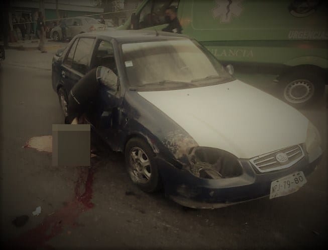 El asomar la cabeza del vehículo en el que viajaba resultó mortal para un joven que iba de copiloto, luego de ser golpeado por el conductor de otro auto que huyó en la delegación de San Mateo Otzacatipan en Toluca.