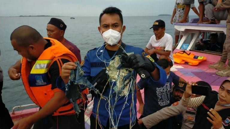 Autoridades de Indonesia confirman que el Boeing737 de SriwijayaAir sufrió un accidente. El aeropuerto había perdido el contacto con el avión cuatro minutos después de su despegue.