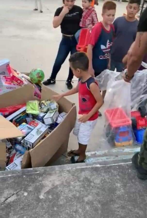 Integrantes del Cártel Jalisco Nueva Generación (CJNG) obsequiaron, con motivo del Día de Reyes, juguetes y hasta dinero a niños de comunidades de Guerrero y Michoacán.
