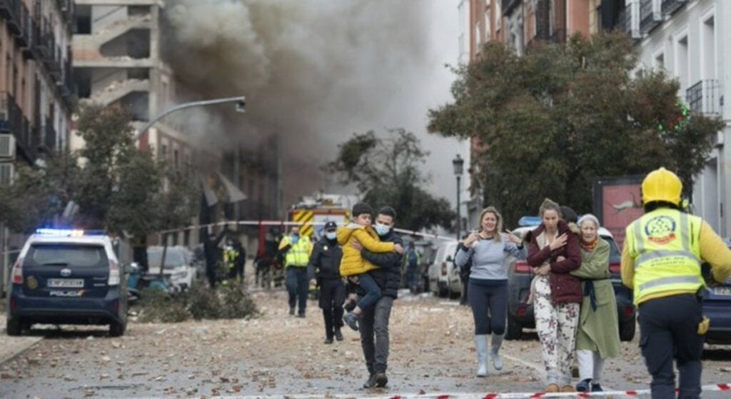 Una fuerte explosión de un edificio en el centro de Madrid, España, dejó como saldo 2 muertos y varios lesionados.