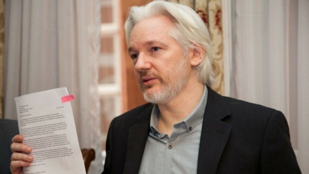AMLO ofreció el asilo político a Julian Assange en la mañanera.