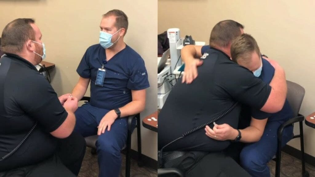 El enfermero Eric Vanderlee, del Centro Médico Sanford en Dakota del Sur vacunó a Robby Vargas, su novio y paramédico, quien le pidió matrimonio.