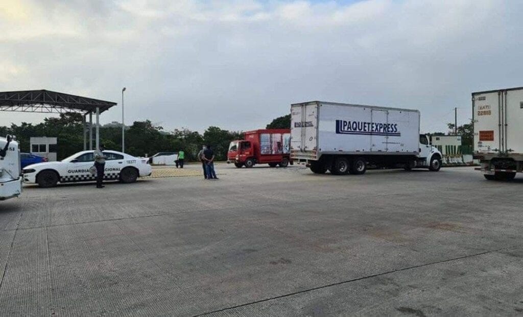 Agentes de la Guardia Nacional (GN) y del Instituto Nacional de Migración (INM) rescataron este jueves a 128 migrantes centroamericanos que viajaban en la caja de un tráiler cuando transitaba por una carretera de Veracruz.
