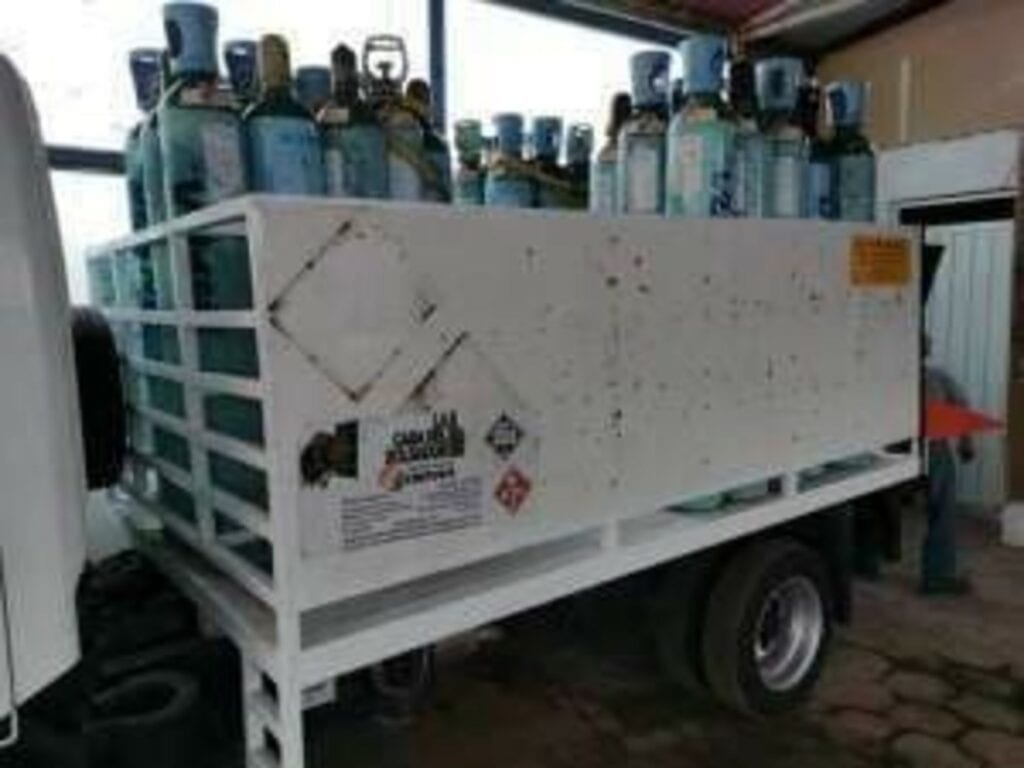 Sujetos armados roban una camioneta que transportaba tanques de oxígeno, en Coacalco, Estado de México.