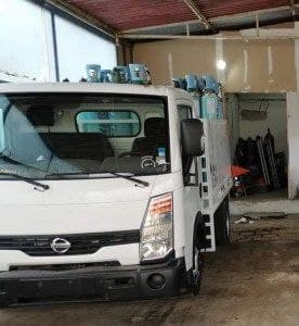 Sujetos armados roban una camioneta que transportaba tanques de oxígeno, en Coacalco, Estado de México. Autoridades revisan cámaras de seguridad de la zona.