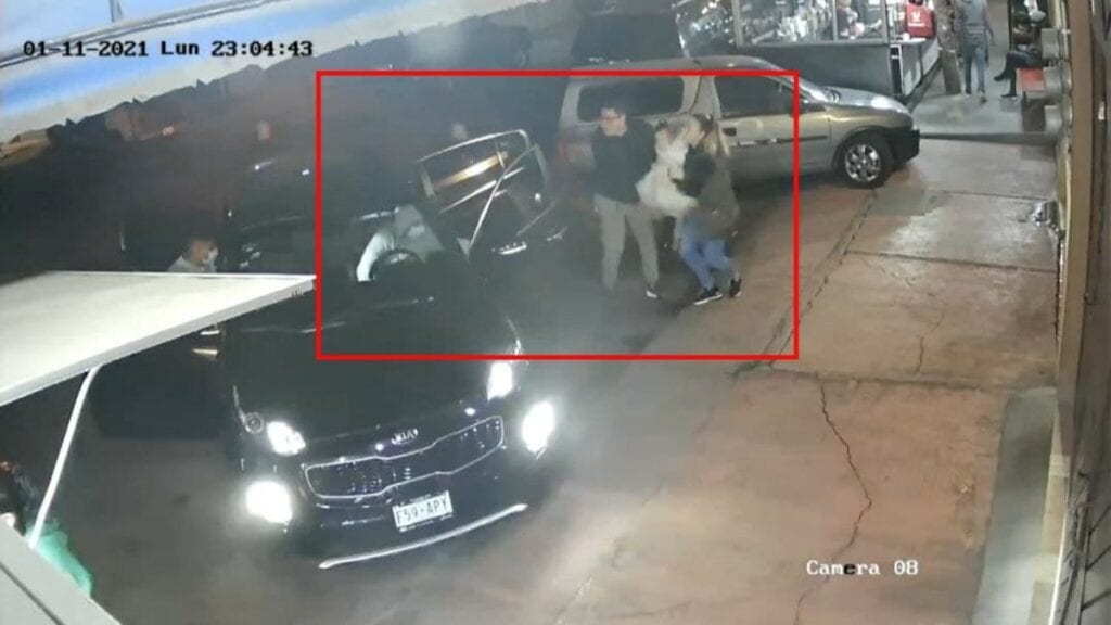 En un video, grabado la noche del lunes 11 de enero de 2021, se aprecia a tres sujetos armados despojando de su camioneta a una familia en calles de Ecatepec