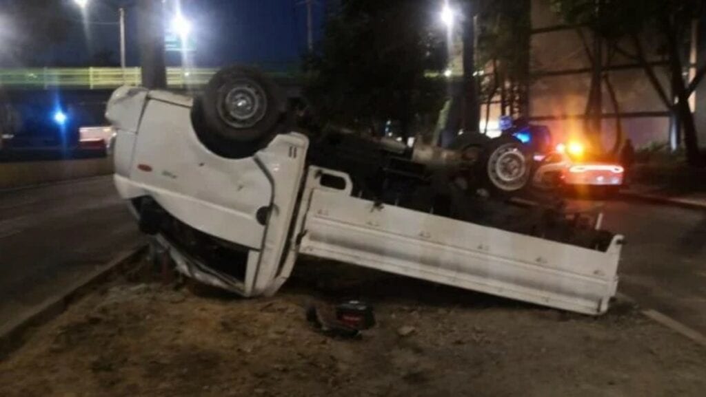 Una camioneta volcó en Avenida Río San Joaquín, aunque más allá del accidente, las autoridades hallaron ¡mil 200 kilos de cocaína! ocultos en un doble fondo del vehículo.