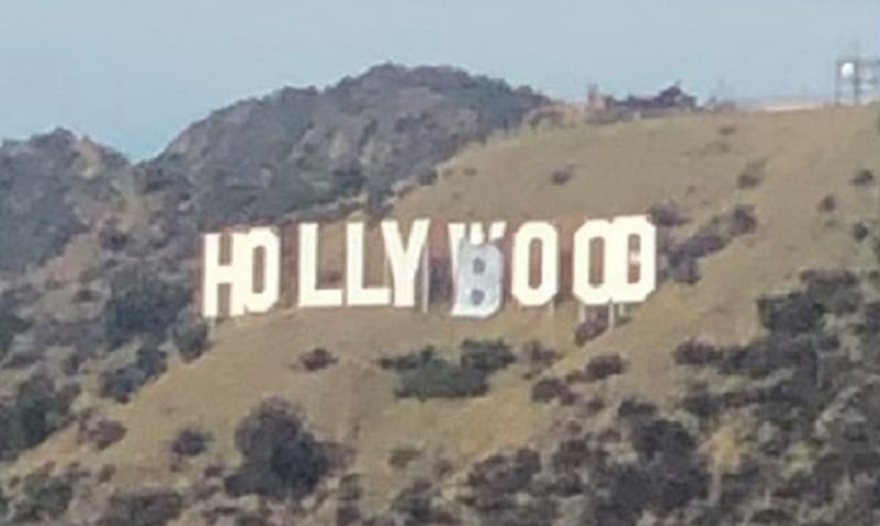 Seis personas han sido arrestadas después de que el famoso letrero de "Hollywood" fuera modificado para deletrear "HOLLYBOOB", según Los Angeles Times .