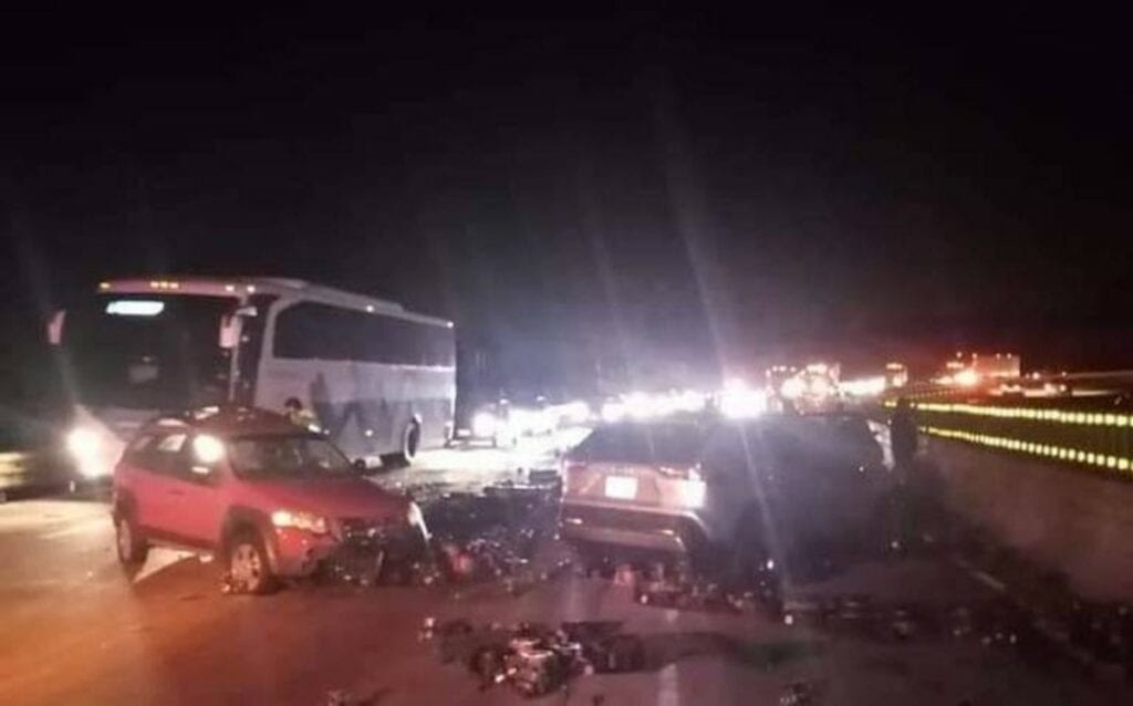 La noche de este domingo se registró un choque en la autopista México-Puebla, dejando un rastro de muerte, con 2 personas fallecidas y 2 lesionados.