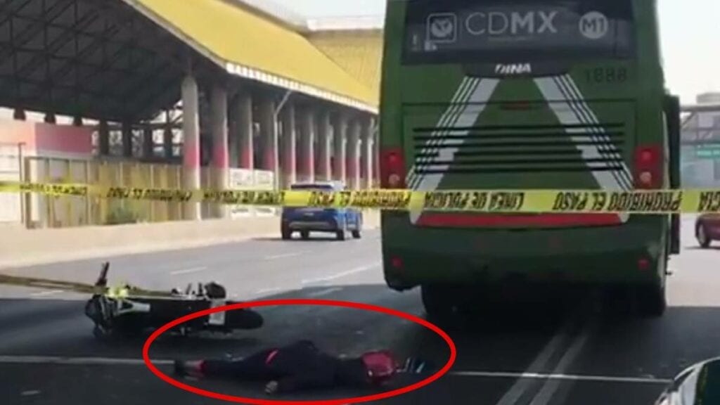 Mujer motociclista es atropellada por camión (video)