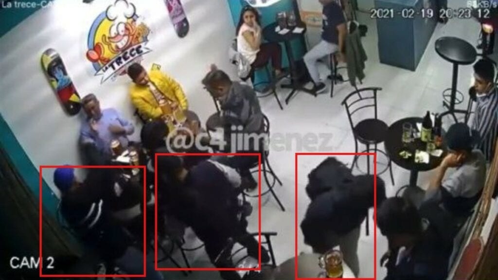 Un video difundido en redes sociales muestra el momento de un asalto a comensales de un restaurante ubicado en la Alcaldía Benito Juárez, en la Ciudad de México.
